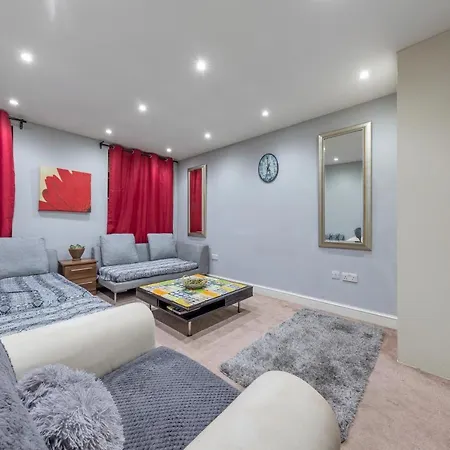 Elegant And Chic 2-Bedroom Basement Apartment In Paddington